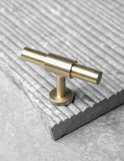 SIGNATURE slim T-bar 54 mm in Brushed Brass/Brushed Brass. Modern kitchen hardware made of solid brass by BRANDT Collective.