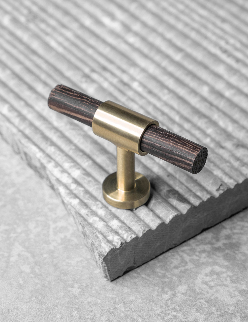 SIGNATURE slim T-bar 54 mm in Brushed Brass/Wenge. Modern kitchen hardware made of solid brass by BRANDT Collective.