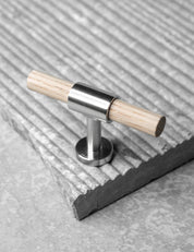 SIGNATURE slim T-bar 54 mm in Brushed Nickel/Oak. Modern kitchen hardware made of solid brass by BRANDT Collective.