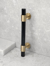 SIGNATURE 20 Pull bar handle 156 mm in Brushed Brass/Black Horn. Luxury cabinet hardware made of solid brass by BRANDT Collective. 