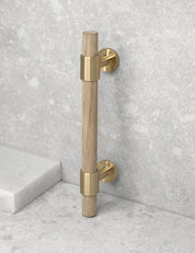 SIGNATURE 20 Pull bar handle 156 mm in Brushed Brass/Oak. Luxury cabinet hardware made of solid brass by BRANDT Collective. 