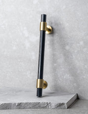 SIGNATURE 20 Pull bar handle 188 mm in Brushed Brass/Black Horn. Luxury cabinet hardware made of solid brass by BRANDT Collective. 