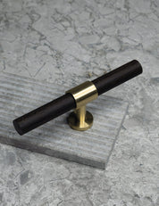 SIGNATURE 20 T-bar handle 113 mm in Satin Brass/Wenge. Luxury cabinet hardware made of solid brass by BRANDT Collective. 