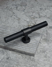 SIGNATURE 20 T-bar handle 113 mm in Nearly Black/Nearly Black. Luxury cabinet hardware made of solid brass by BRANDT Collective. 