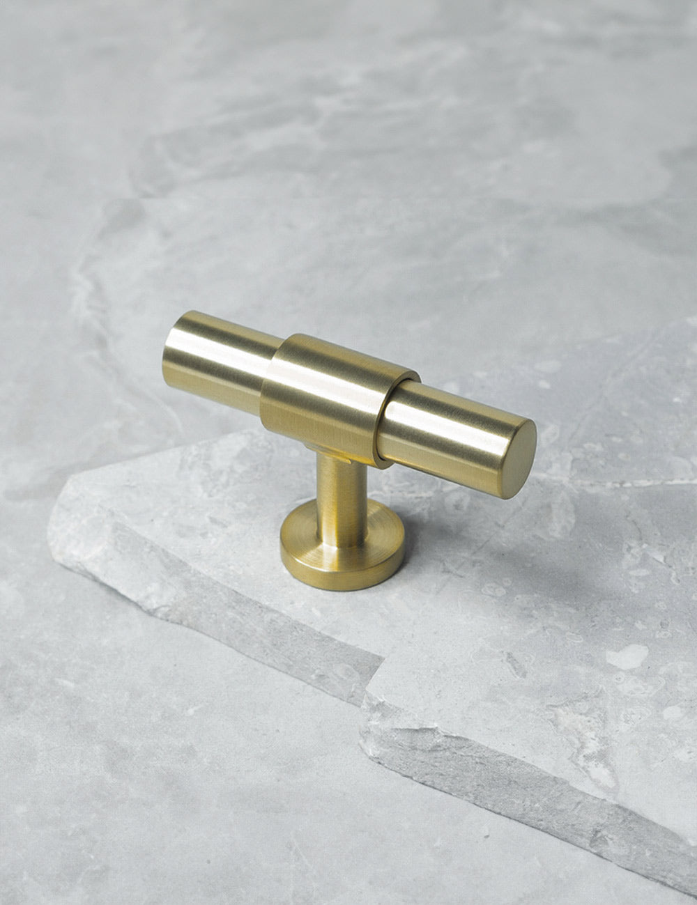 Brushed Brass. Luxury kitchen hardware made of solid brass by BRANDT Collective. 