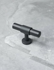 SIGNATURE 20 T-bar handle 60 mm in Nearly Black/Nearly Black. Luxury kitchen hardware made of solid brass by BRANDT Collective. 