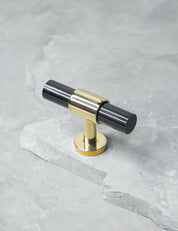 SIGNATURE 20 T-bar handle 60 mm in Polished Brass/Black Horn. Luxury kitchen hardware made of solid brass by BRANDT Collective. 