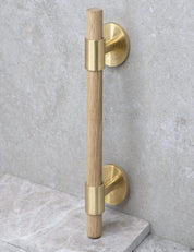 SIGNATURE 30 Pull bar handle 156 mm in Brushed Brass/Oak. Luxury cabinet hardware made of solid brass by BRANDT Collective.