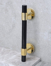 SIGNATURE 30 Pull bar handle 156 mm in Polished Brass/Black Horn. Luxury cabinet hardware made of solid brass by BRANDT Collective.