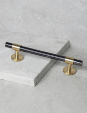 SIGNATURE 30 Pull bar handle 188 mm in Satin Brass/Black Horn. Luxury cabinet hardware made of solid brass by BRANDT Collective.