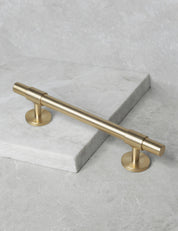 SIGNATURE 30 Pull bar handle 188 mm in Satin Brass/Satin Brass. Luxury cabinet hardware made of solid brass by BRANDT Collective.