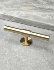 SIGNATURE 30 T-bar handle 113 mm in Satin Brass/Satin Brass. Luxury cabinet hardware made of solid brass by BRANDT Collective. 