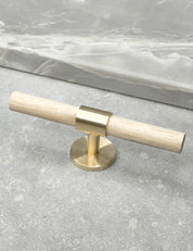 SIGNATURE 30 T-bar handle 113 mm in Satin Brass/Oak. Luxury cabinet hardware made of solid brass by BRANDT Collective. 