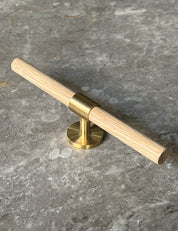 SIGNATURE 30 T-bar handle 156 mm in Satin Brass/Oak. Luxury cabinet hardware made of solid brass by BRANDT Collective. 