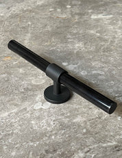 SIGNATURE 30 T-bar handle 156 mm in Nearly Black/Black Horn. Luxury cabinet hardware made of solid brass by BRANDT Collective. 