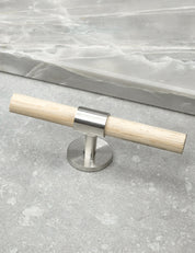 SIGNATURE 30 T-bar handle 113 mm in Satin Nickel/Oak. Luxury cabinet hardware made of solid brass by BRANDT Collective. 