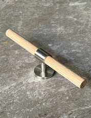 SIGNATURE 30 T-bar handle 156 mm in Satin Nickel/Oak. Luxury cabinet hardware made of solid brass by BRANDT Collective. 