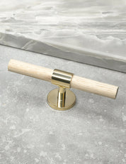 SIGNATURE 30 T-bar handle 113 mm in Polished Brass/Oak. Luxury cabinet hardware made of solid brass by BRANDT Collective. 