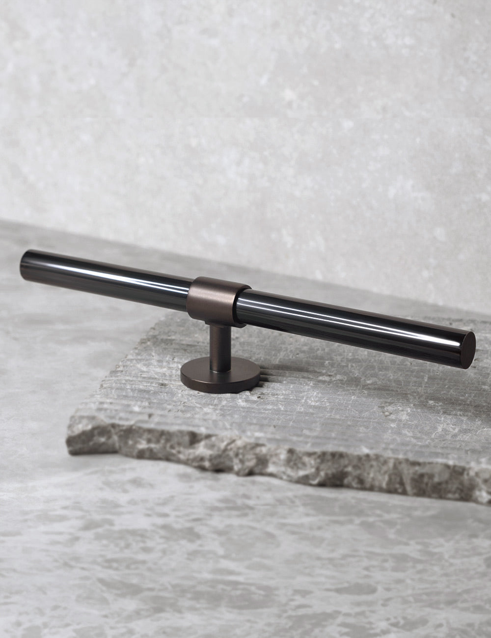 SIGNATURE 30 - T-bar 188 mm - Burnished Brass / Black Horn by BRANDT Copenhagen 