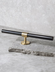 SIGNATURE 30 T-bar handle 188 mm in Satin Brass/Black Horn. Luxury cabinet hardware made of solid brass by BRANDT Collective.