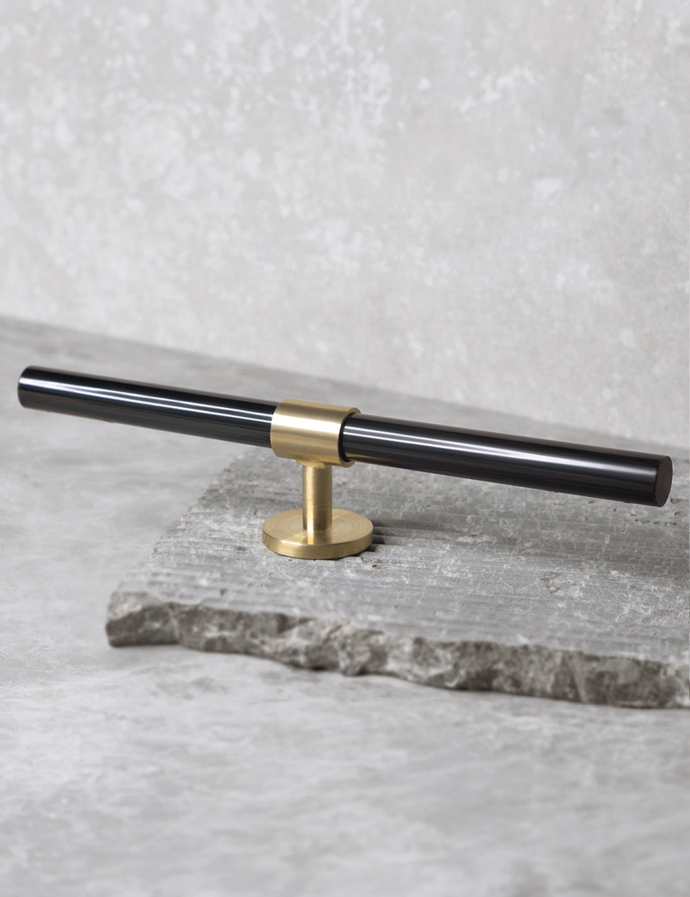 SIGNATURE 30 - T-bar 188 mm - Satin Brass / Black Horn by BRANDT Copenhagen 