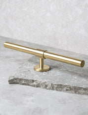 SIGNATURE 30 T-bar handle 188 mm in Satin Brass/Satin Brass. Luxury cabinet hardware made of solid brass by BRANDT Collective.