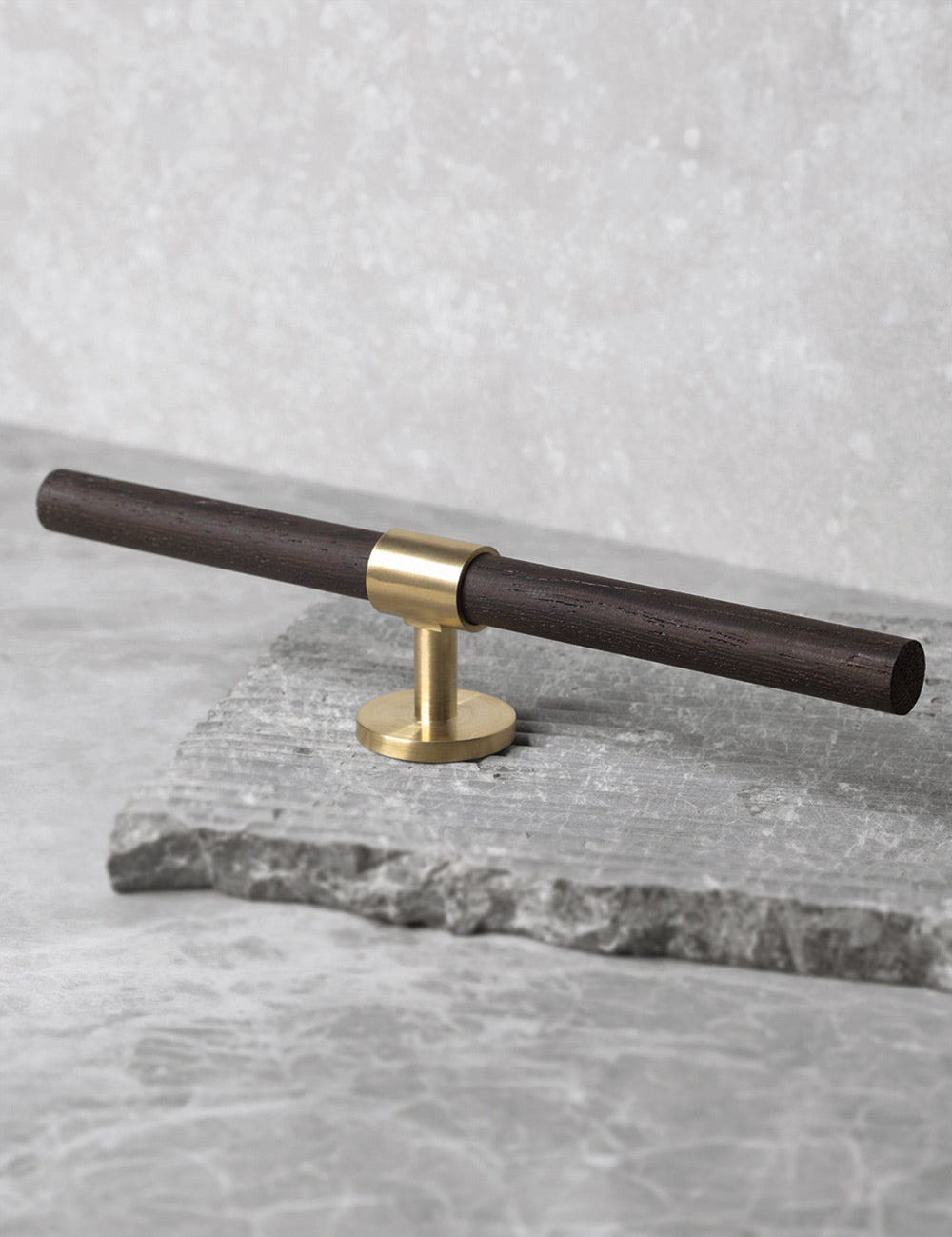 SIGNATURE 30 T-bar 188mm in Polished Brass/Wenge. Luxury cabinet hardware made of solid brass by BRANDT Collective.