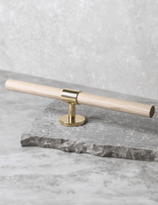 SIGNATURE 30 T-bar handle 188 mm in Polished Brass/Oak. Luxury cabinet hardware made of solid brass by BRANDT Collective.