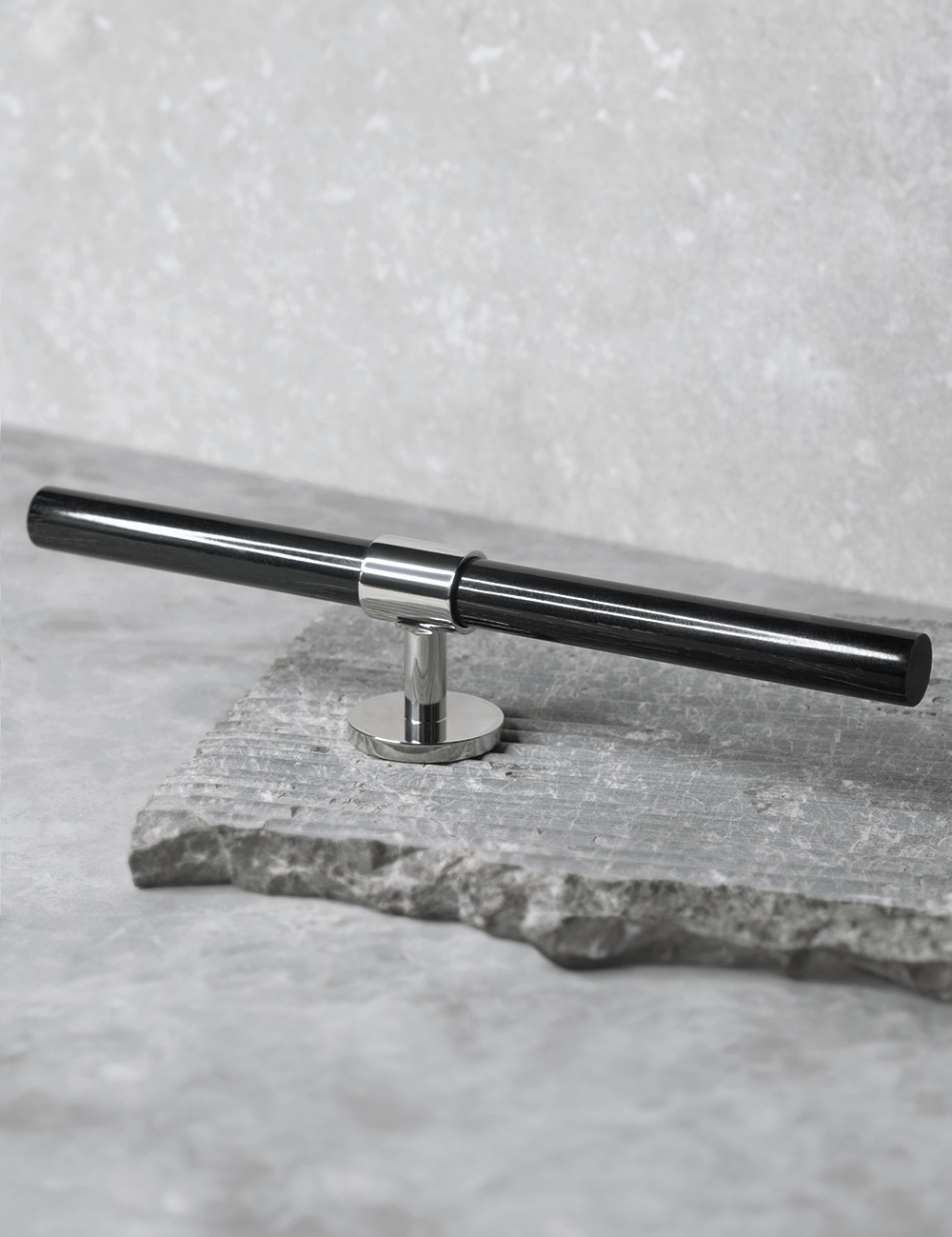 SIGNATURE 30 T-bar handle 188 mm in Polished Nickel/Black Horn. Luxury cabinet hardware made of solid brass by BRANDT Collective.