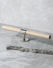 SIGNATURE 30 T-bar handle 188 mm in Polished Nickel/Oak. Luxury cabinet hardware made of solid brass by BRANDT Collective.