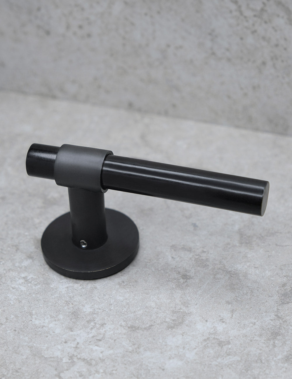 SIGNATURE door handle in Nearly Black/Black Horn – BRANDT Copenhagen