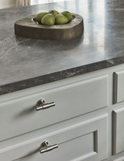 SIGNATURE 20 T-bar handle 60 mm in Brushed Nickel/Brushed Nickel. Luxury kitchen hardware made of solid brass by BRANDT Collective. 