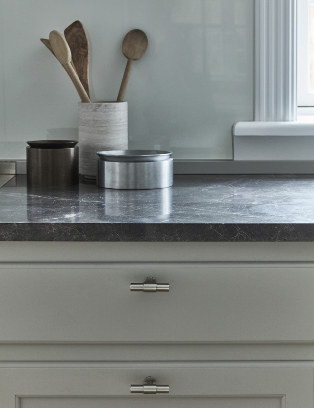 SIGNATURE 20 T-bar handle 60 mm in Brushed Nickel/Brushed Nickel. Luxury kitchen hardware made of solid brass by BRANDT Collective. 