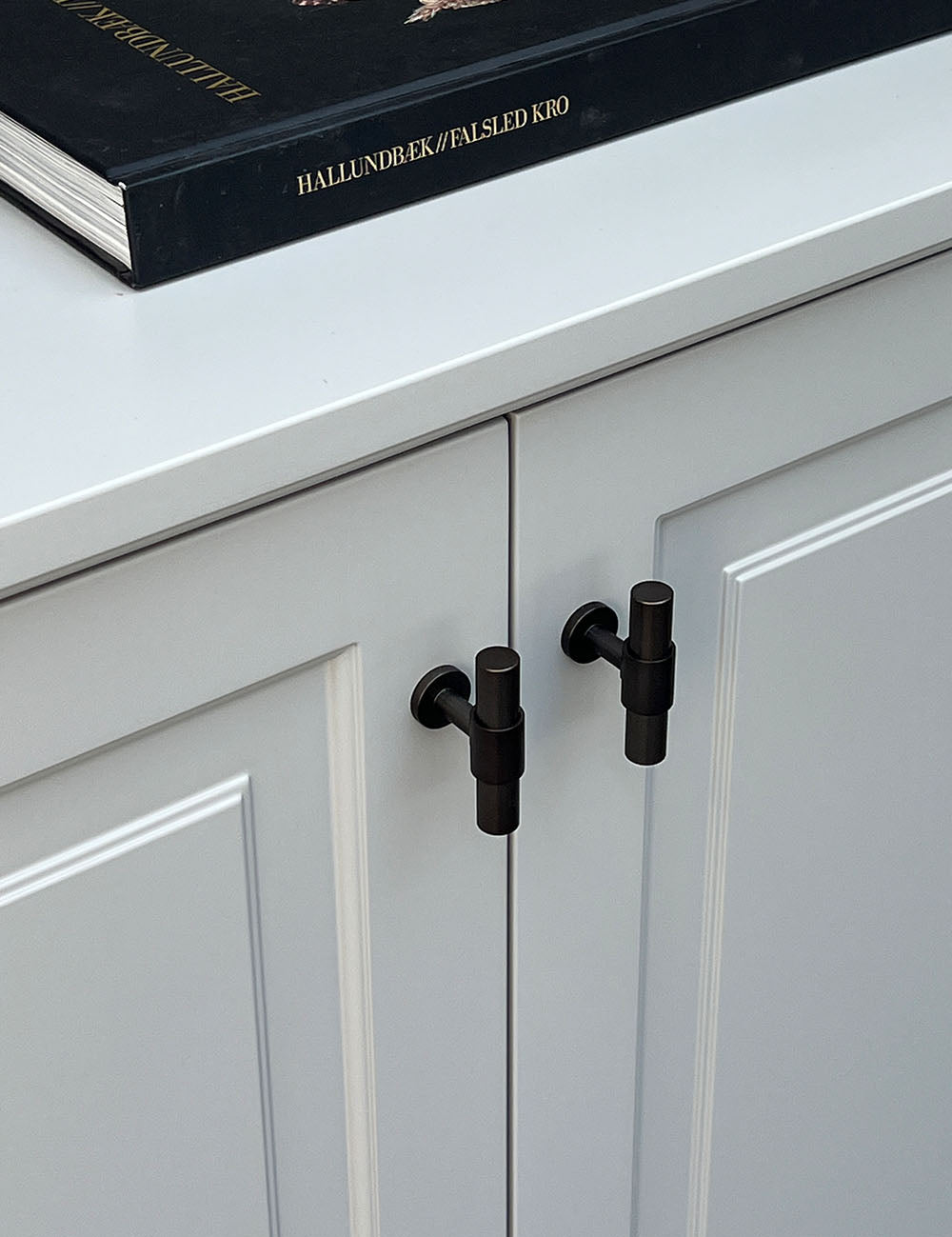 SIGNATURE 20 T-bar 60 mm in Burnished Brass/Burnished Brass. Luxury kitchen hardware made of solid brass by BRANDT Collective. 
