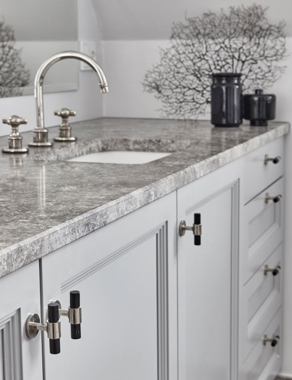 SIGNATURE 30 T-bar 60 mm in Satin Nickel/Black Horn. Luxury kitchen hardware made of solid brass by BRANDT Collective.