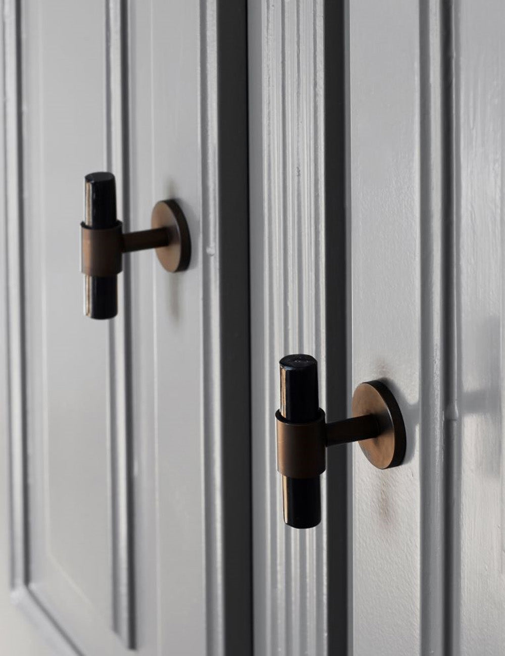 Black Horn. Luxury kitchen hardware made of solid brass by BRANDT Collective. 