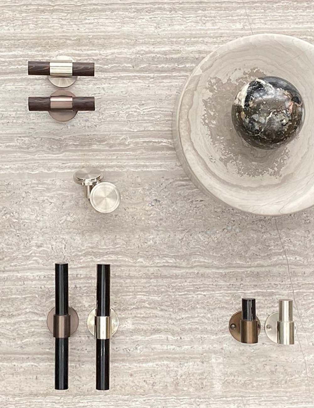 SIGNATURE 30 T-bar 60 mm in Burnished Brass/Wenge. Luxury kitchen hardware made of solid brass by BRANDT Collective.