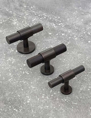 SIGNATURE 30 T-bar 60 mm in Burnished Brass/Burnished Brass. Luxury kitchen hardware made of solid brass by BRANDT Collective.