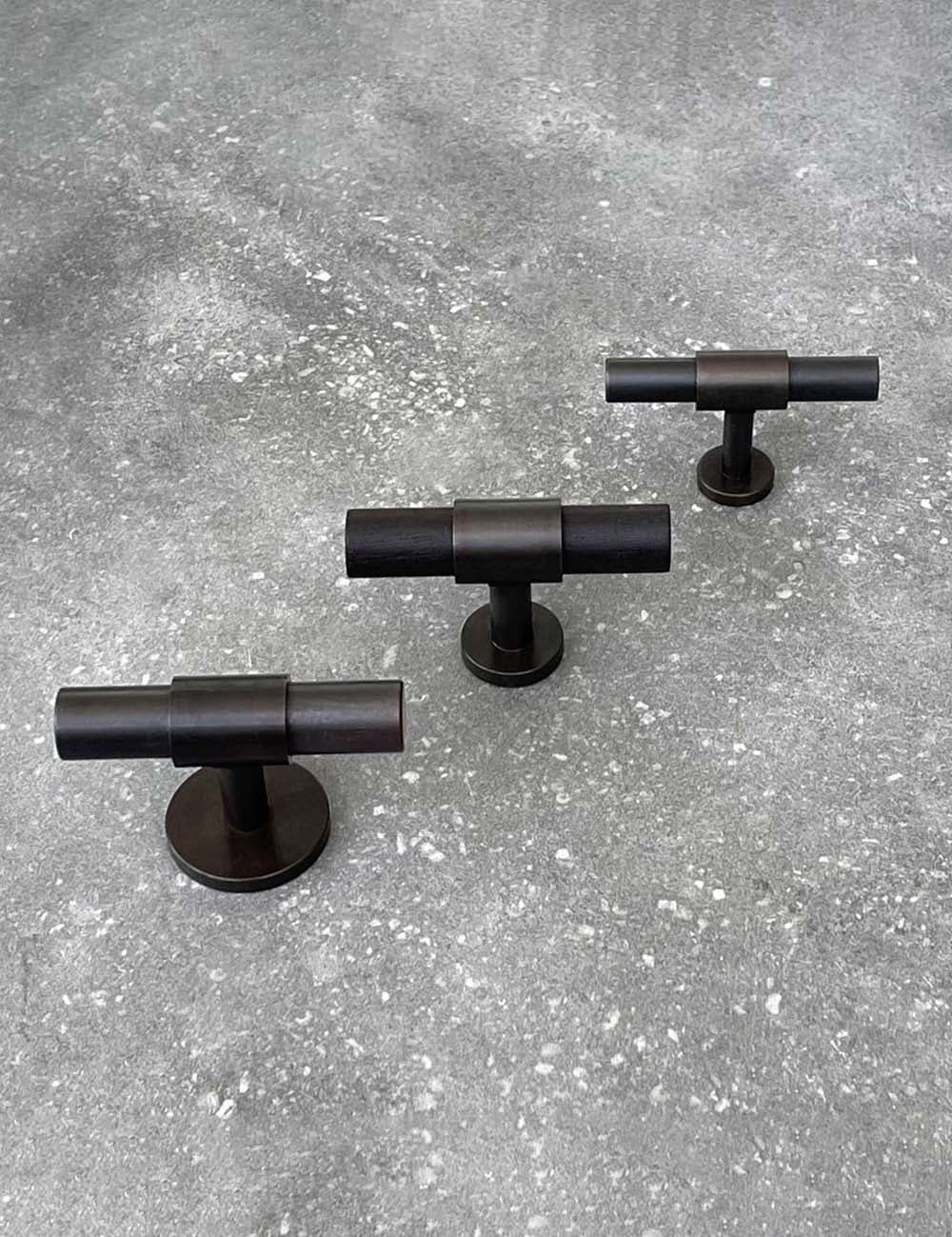 SIGNATURE 30 T-bar 60 mm in Burnished Brass/Burnished Brass. Luxury kitchen hardware made of solid brass by BRANDT Collective.