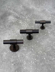 SIGNATURE 30 T-bar 60 mm in Burnished Brass/Burnished Brass. Luxury kitchen hardware made of solid brass by BRANDT Collective.