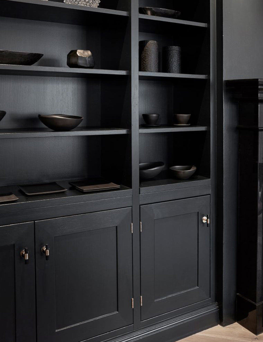 SIGNATURE 30 T-bar 60 mm in Polished Brass/Black Horn. Luxury kitchen hardware made of solid brass by BRANDT Collective.