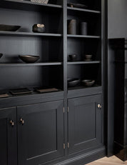 SIGNATURE 30 T-bar 60 mm in Polished Brass/Black Horn. Luxury kitchen hardware made of solid brass by BRANDT Collective.