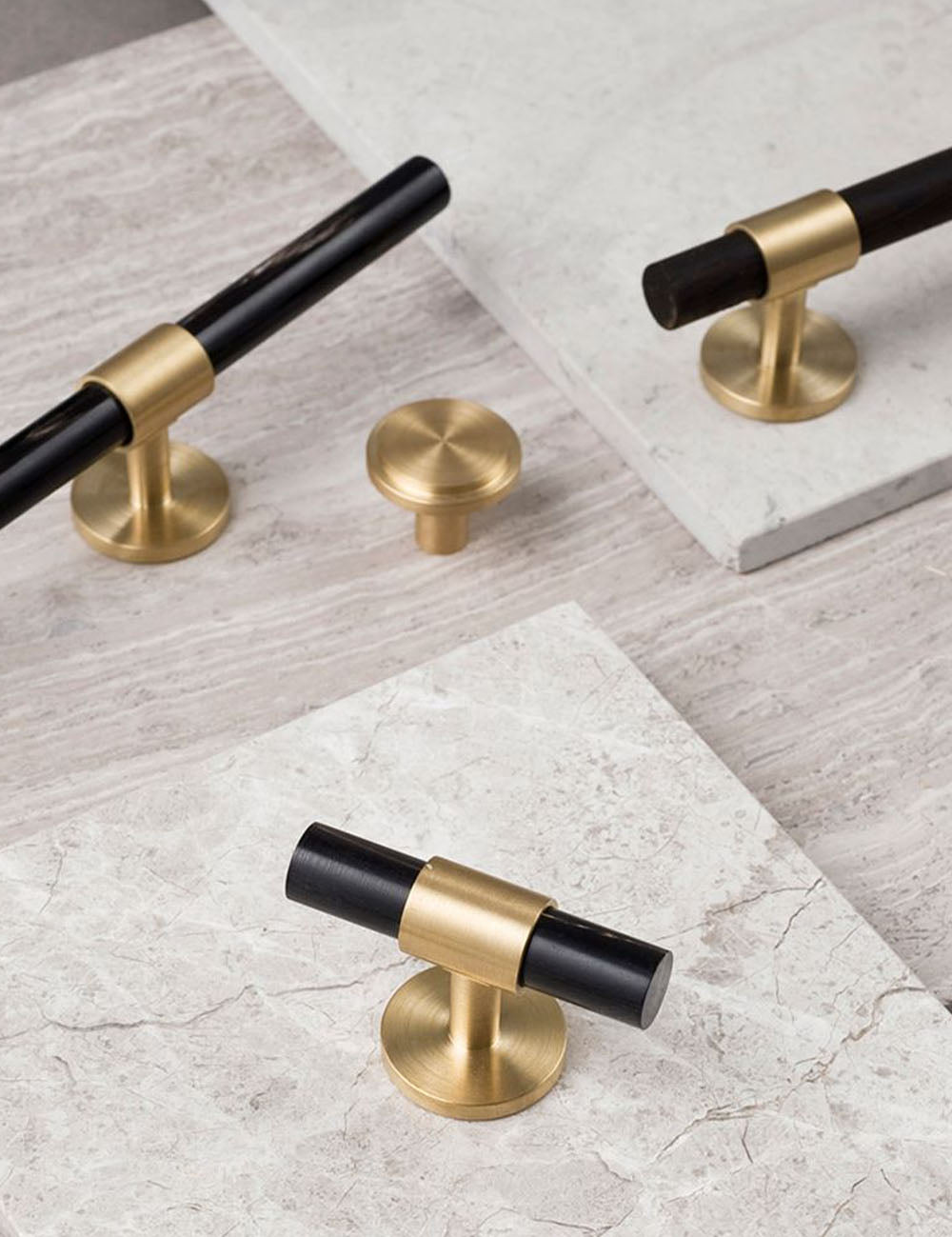 SIGNATURE-30-T-bar-60mm-brushed-brass-black-horn_3_1000x1300_43dc7f67-dfc8-43c1-b18a-e92cb93e5c43.jpg
