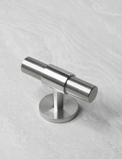 SIGNATURE 30 T-bar 60 mm in Satin Nickel/Satin Nickel. Luxury kitchen hardware made of solid brass by BRANDT Collective.