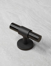 SIGNATURE 30 T-bar 60 mm in Nearly Black/Black Horn. Luxury kitchen hardware made of solid brass by BRANDT Collective.