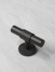 SIGNATURE 30 T-bar 60 mm in Nearly Black/Nearly Black. Luxury kitchen hardware made of solid brass by BRANDT Collective.