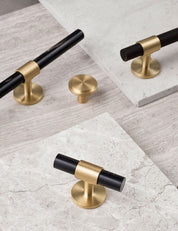 SIGNATURE 30 T-bar handle 156 mm in Satin Brass/Black Horn. Luxury cabinet hardware made of solid brass by BRANDT Collective. 