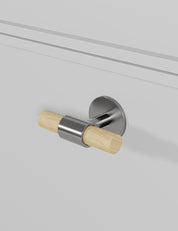 SIGNATURE 30 T-bar 60 mm in Satin Nickel/Oak. Luxury kitchen hardware made of solid brass by BRANDT Collective.