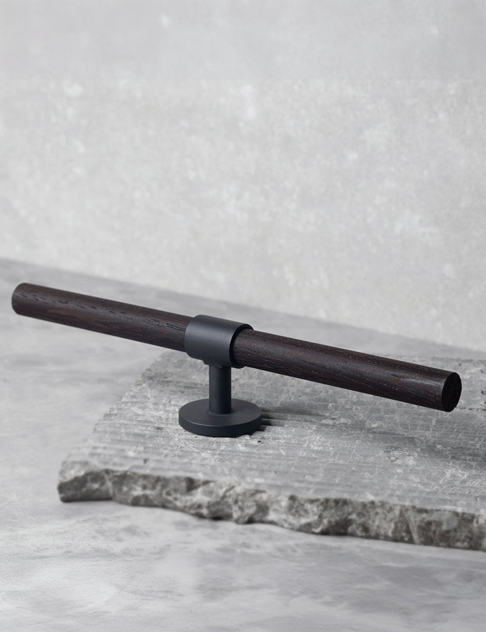SIGNATURE 30 T-bar 188mm in Nearly Black/Wenge. Luxury cabinet hardware made of solid brass by BRANDT Collective.