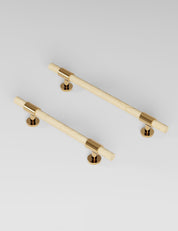 SIGNATURE slim pull bar handle 150 mm in Polished Brass/Oak. Luxury cabinet hardware made of solid brass by BRANDT Collective. 